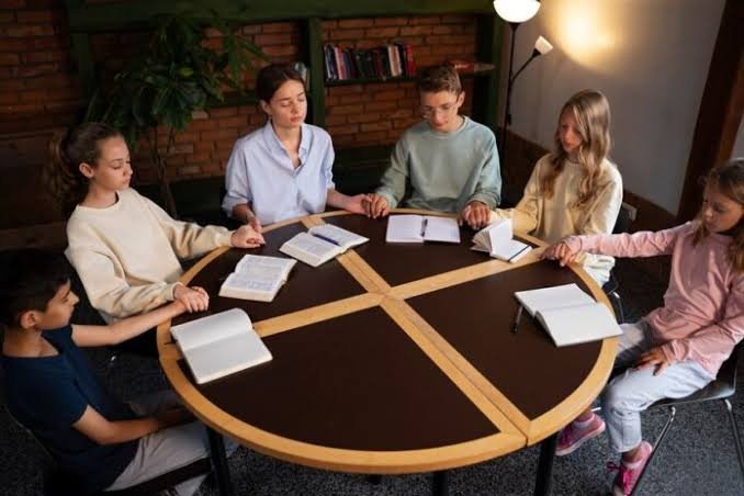 Round Tables with Naffrons: A Unique Fusion of Design and Functionality